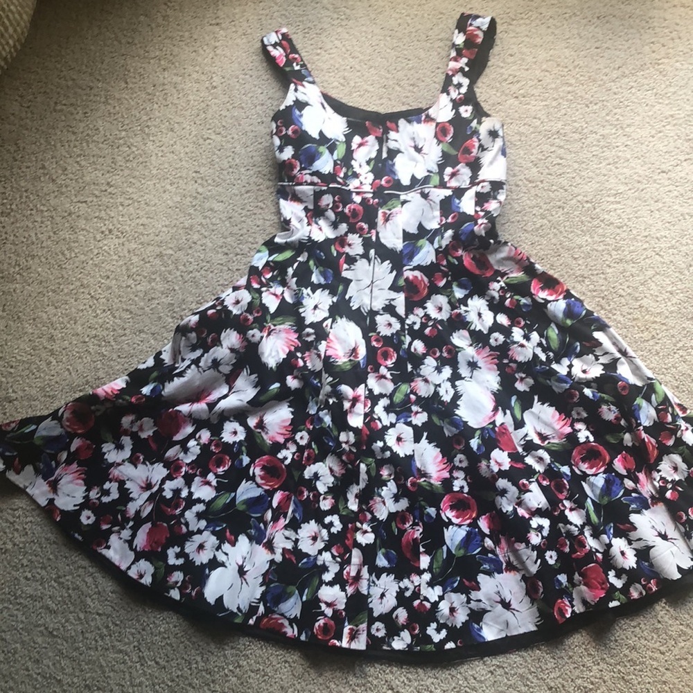 WHITE HOUSE BLACK MARKET FLORAL FIT AND FLARE DRESS - Picture 2 of 2